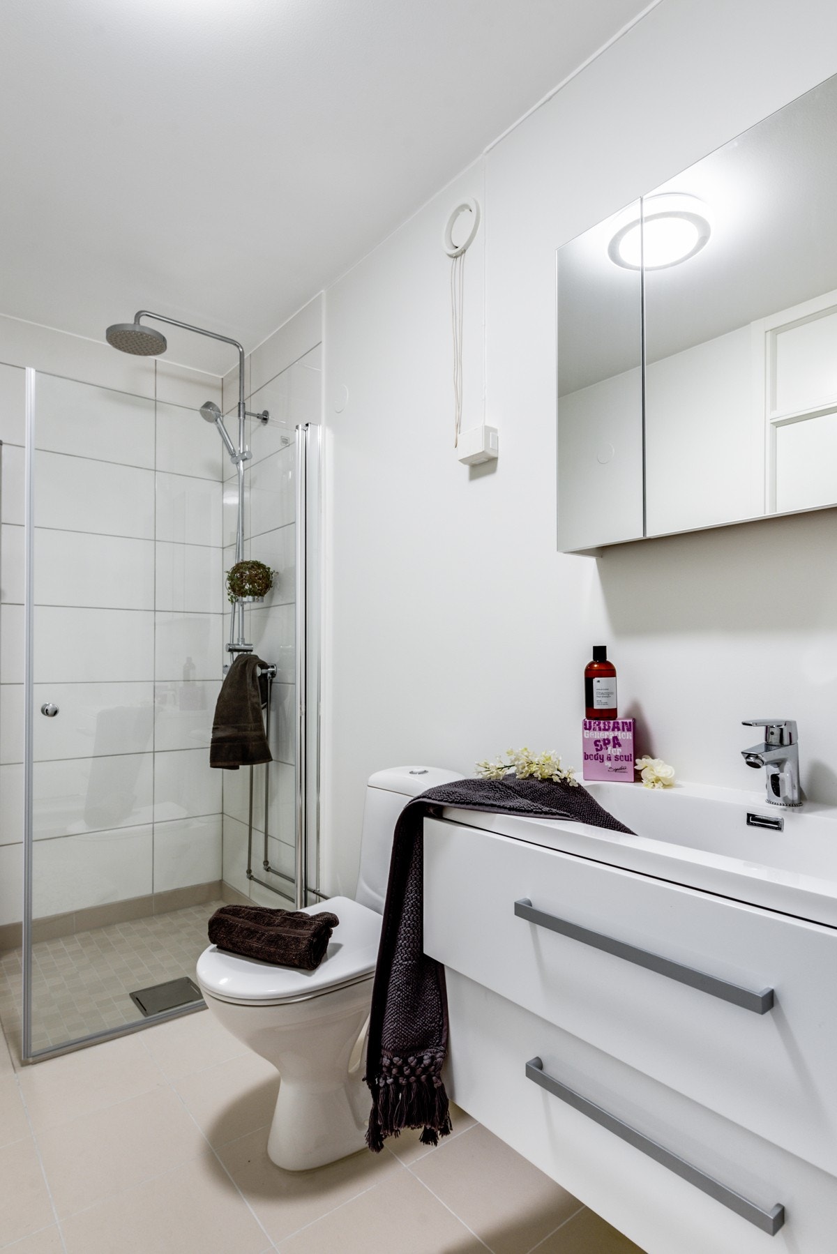 Badet er pusset opp i 2019. Opplegg for både vaskemaskin og tørketrommel. Galleribilde