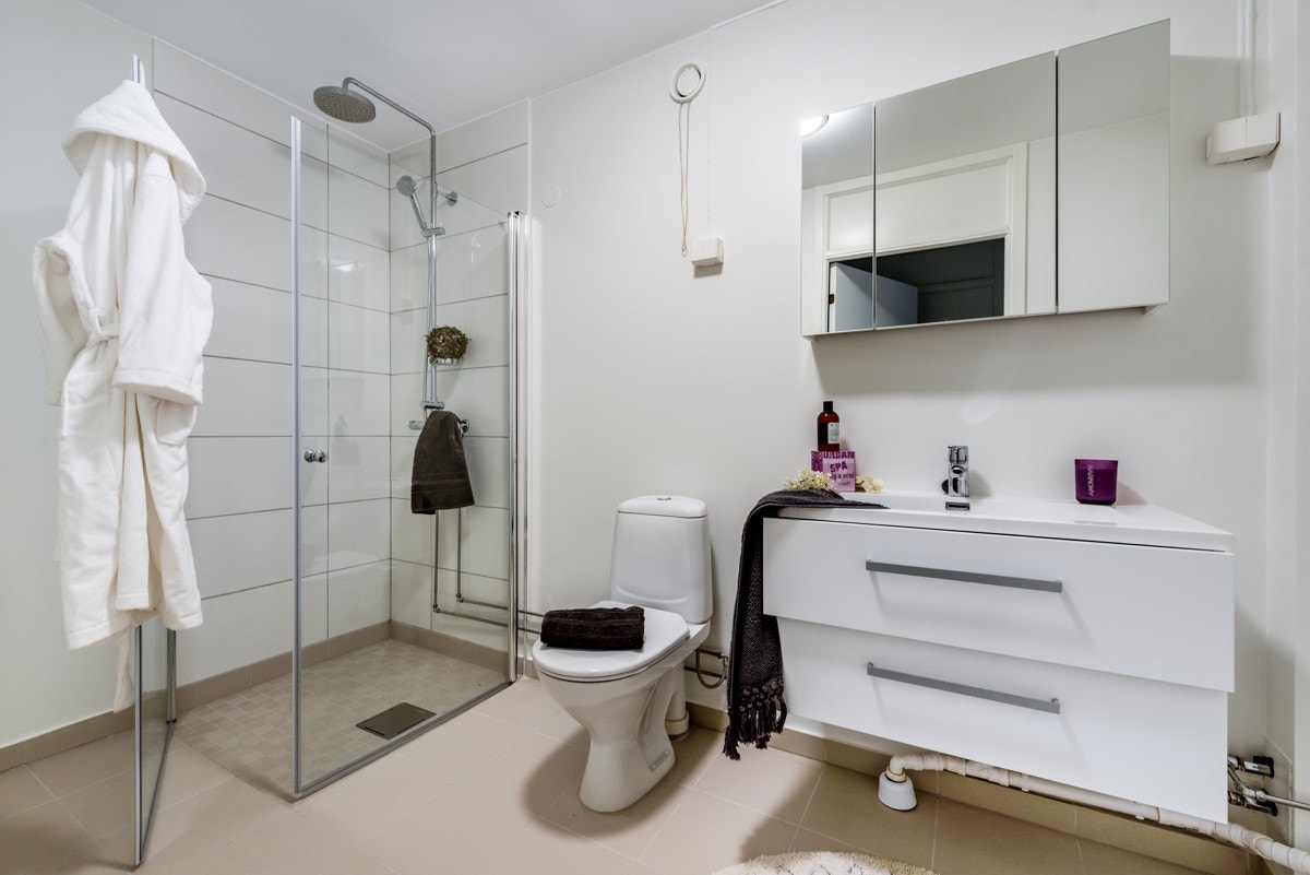 En god start på dagen begynner på et varmt og delikat baderom. Moderne servant, overskap med speil. romslig dusjhjørne. Galleribilde