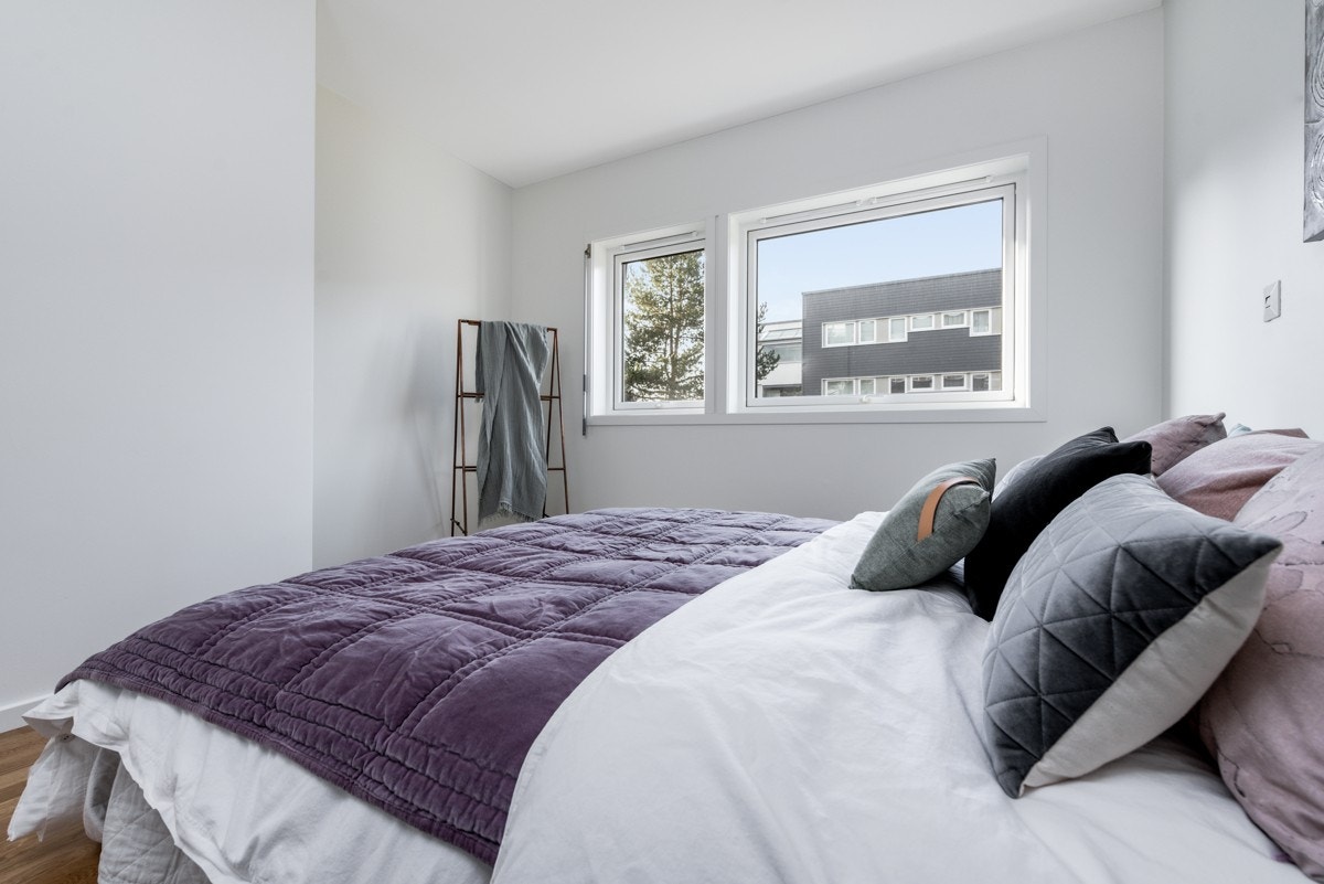 Soverommet har mye lys fra store vindusflater. Her sover dere godt. Galleribilde