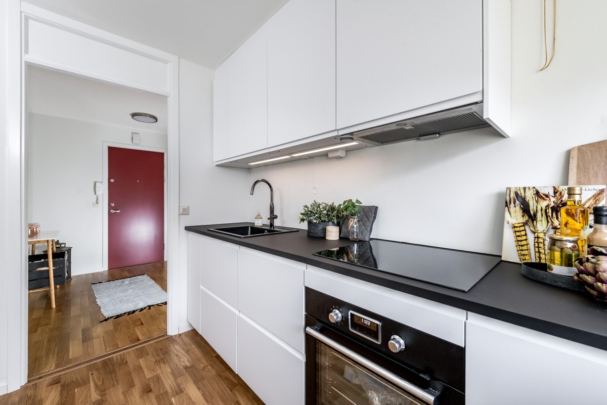 Ikea innredning med glatte flater, laminat benkeplate. Ubrukt, satt inn i 2019. Galleribilde