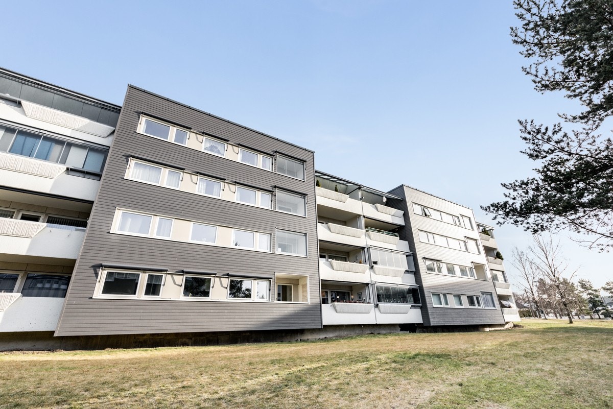 På Høybråten er det godt å bo, her har borettslget store fine uteområder med både lekeplasser og sittegrupper. Galleribilde