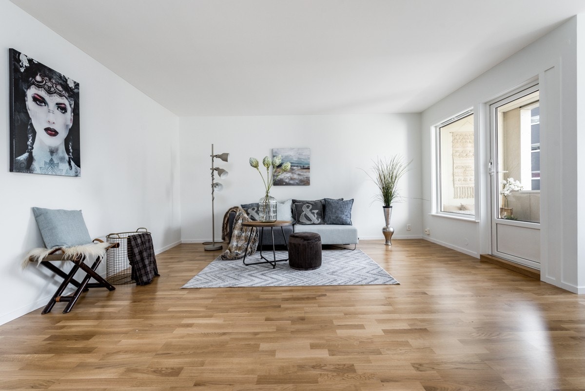 Stuen er særdeles lys med store vindusflater og utgang til balkong. Galleribilde
