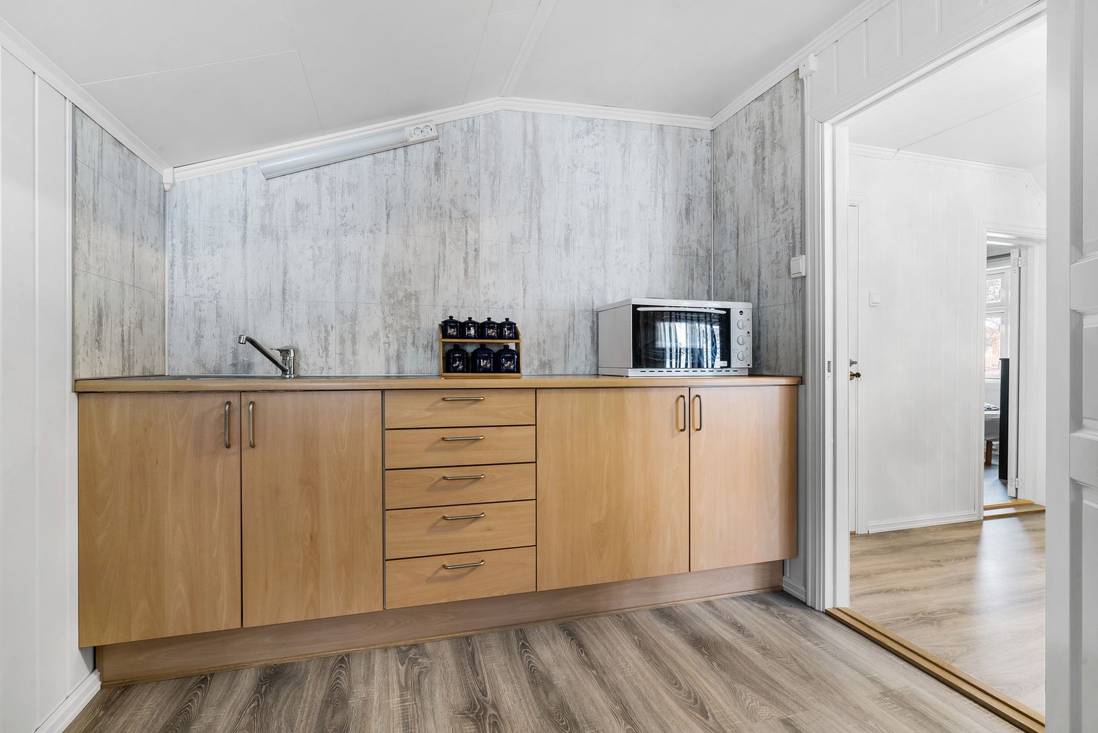 Kjøkkeninnredningen er enkel og det medfølger et lite kjøleskap. Galleribilde