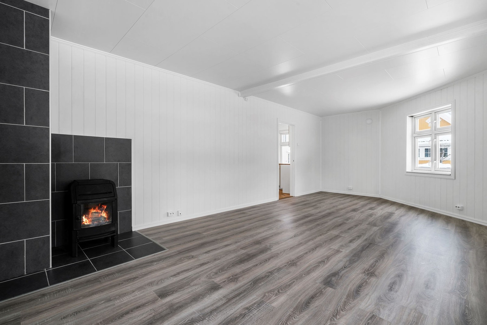 1. etasjen varmes opp med elektrisitet og vedfyring. Galleribilde