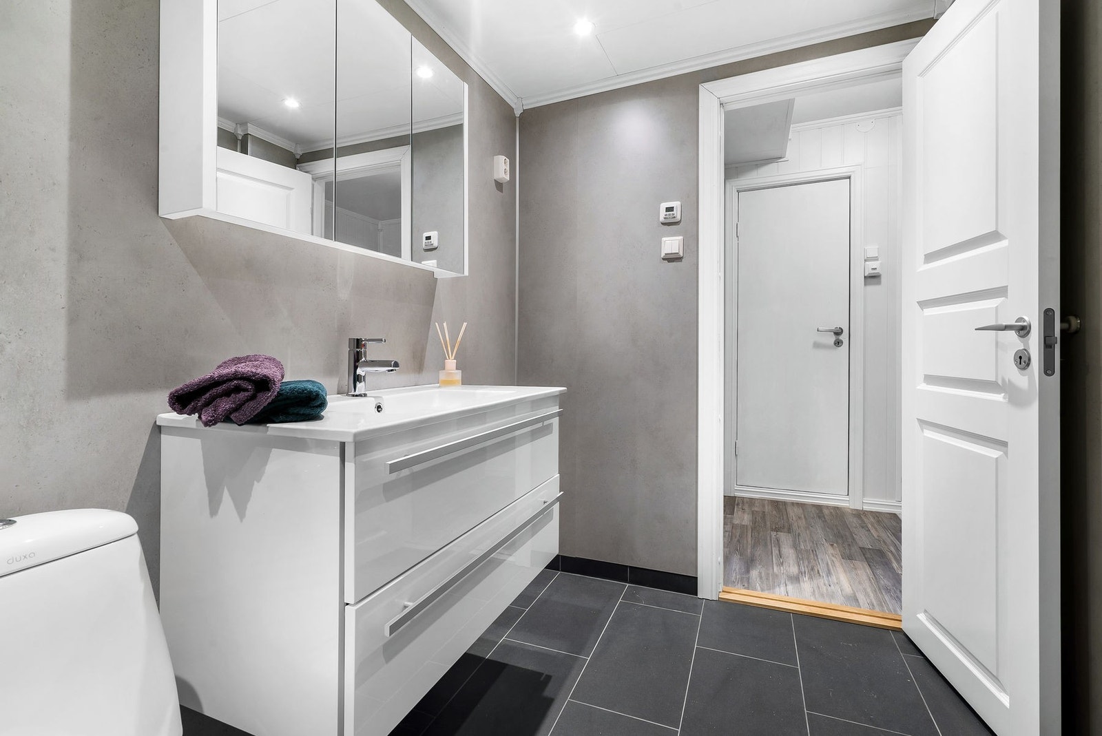 Det er varmekabler i gulv og god belysning samt oppbevaringsplass. Galleribilde