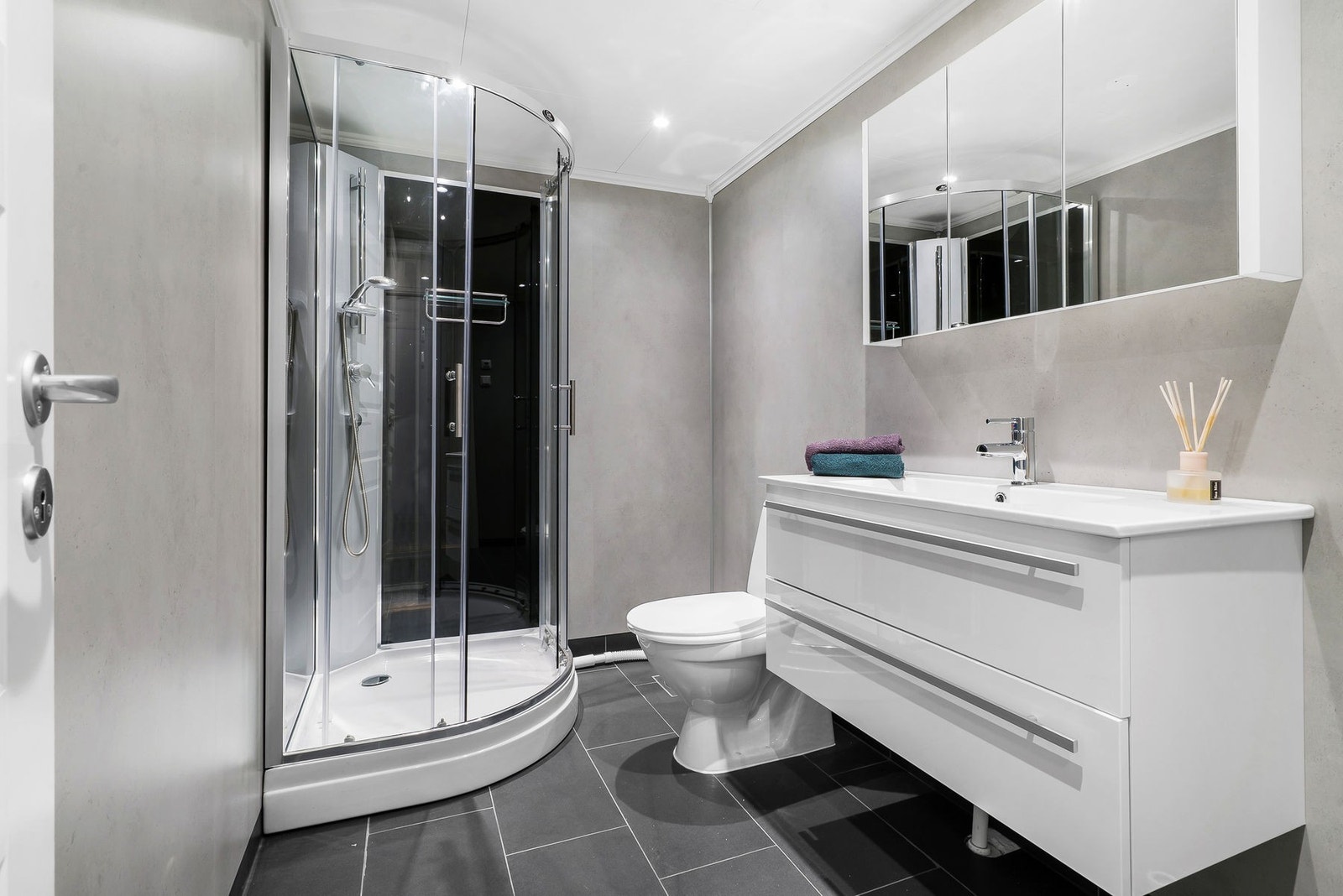 Badet ble pusset opp i 2018 og innredet med nytt dusjkabinett og innredning i 2020. Galleribilde