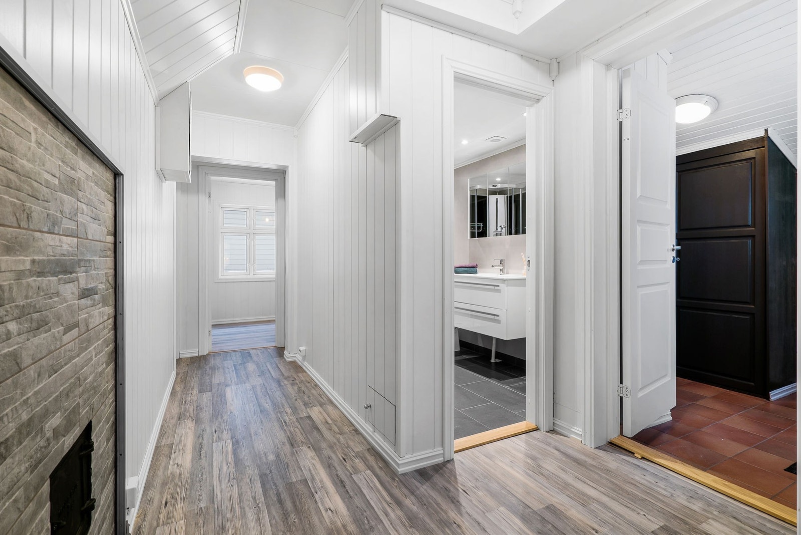 Gang i første etasje. Her har du brannvegg kledd med fin stein. Galleribilde