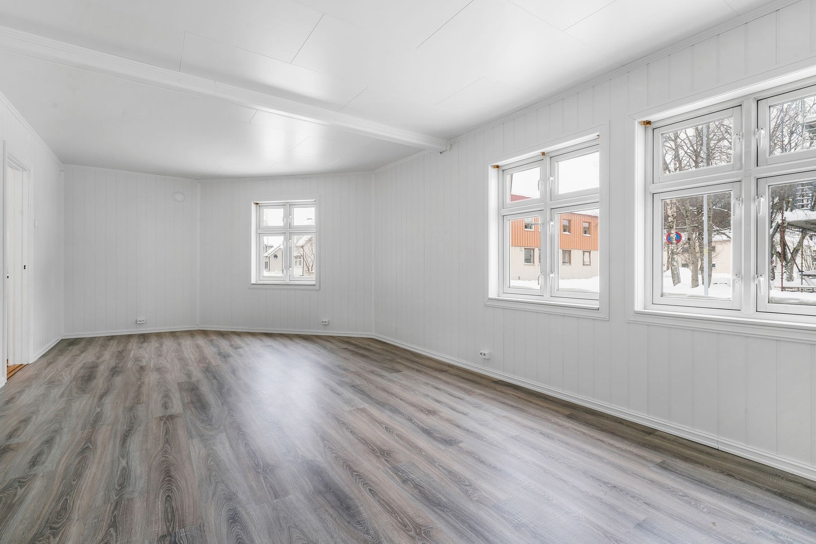 Stuen er pusset opp rundt 2018 med nye overflater og fremstår moderne og innbydende. Galleribilde