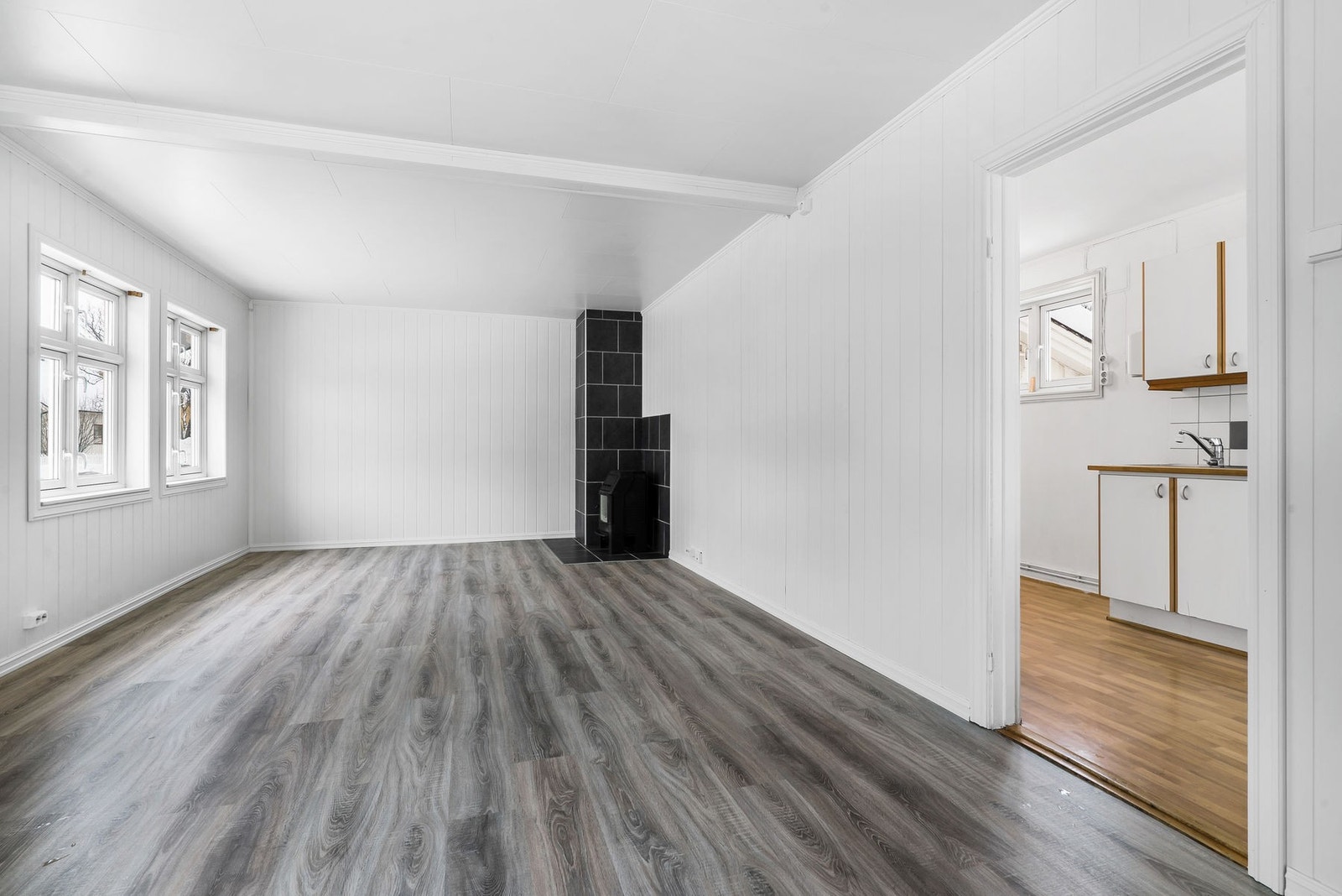 Enkelt og greit en fin stue med god plass til møbelgruppe og spiseplass. Galleribilde