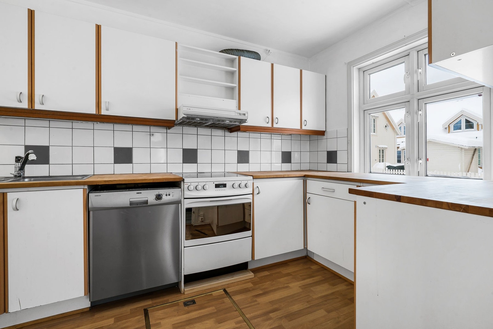 Kjøkkeninnredningen er fra 1997 iht. tidligere takst. Fra luke i gulv kommer man ned til jordkjelleren. Galleribilde