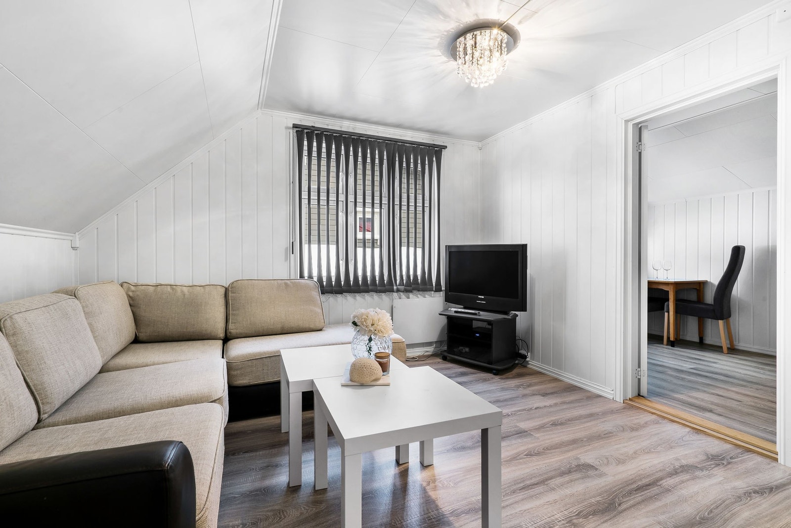 Hybel til sør har stue, kjøkken og et lite soverom (ikke godkjent etter dagens krav) Galleribilde