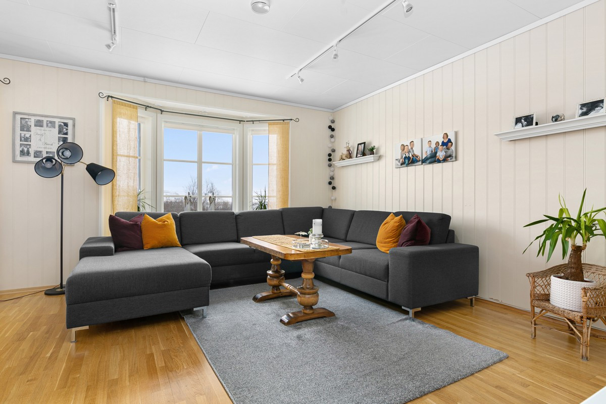 God plass til stor sofagruppe