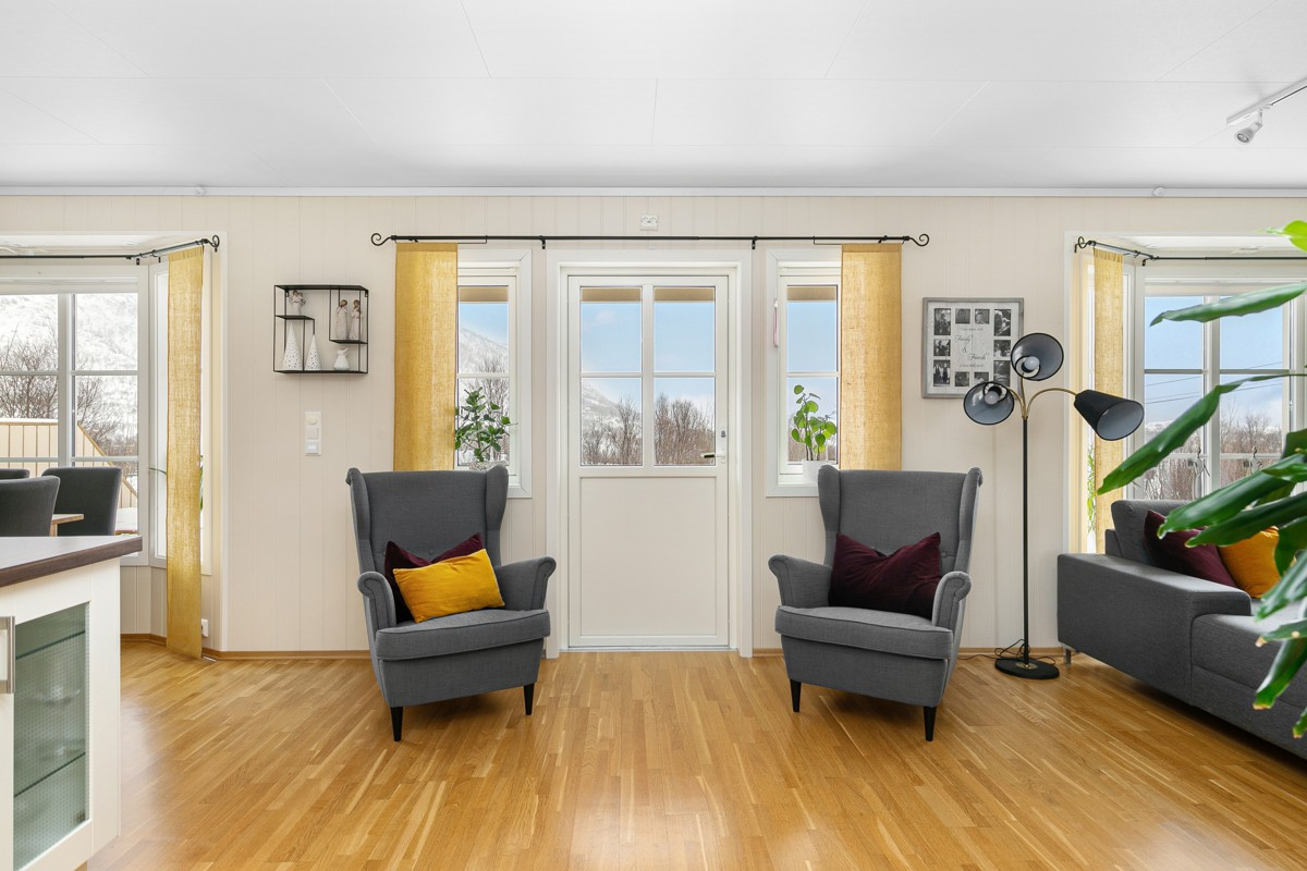 Utgang til stor terrasse fra stuen