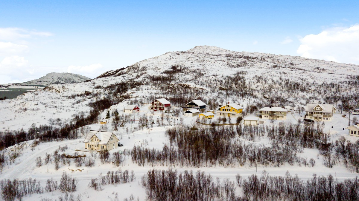 Huset ligger ved foten av Ørnfløya som er en meget populær topp for familier og mosjonister.