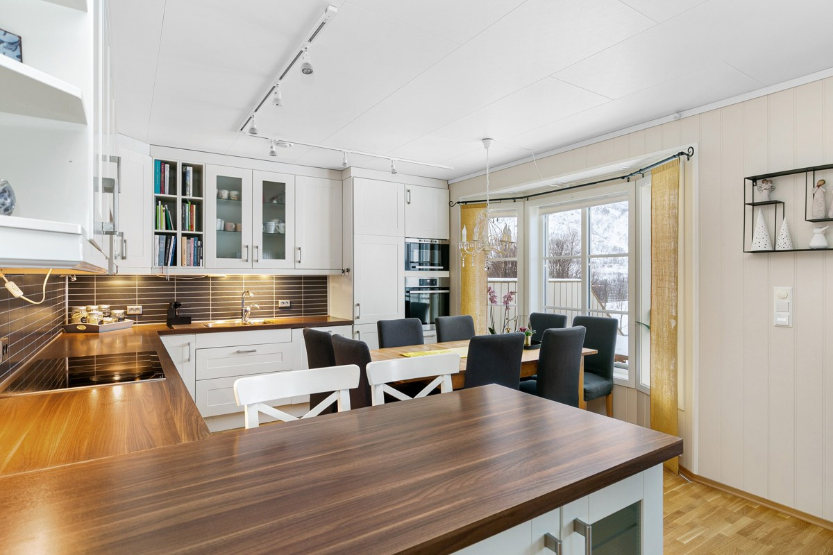 Stor og moderne kjøkkeninnredning
