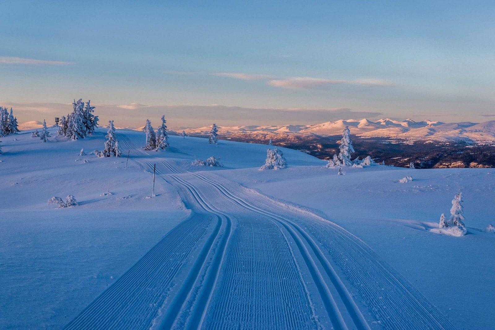 Gålå er kjent for sine velpreparert skiløyper med fenomenal utsikt mot både Jotunheimen og Rondane. Galleribilde