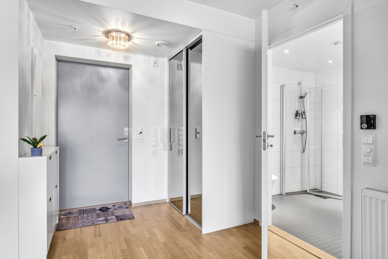 Entré med praktisk skyvedørsgarderobe for oppbevaring av klær. Galleribilde