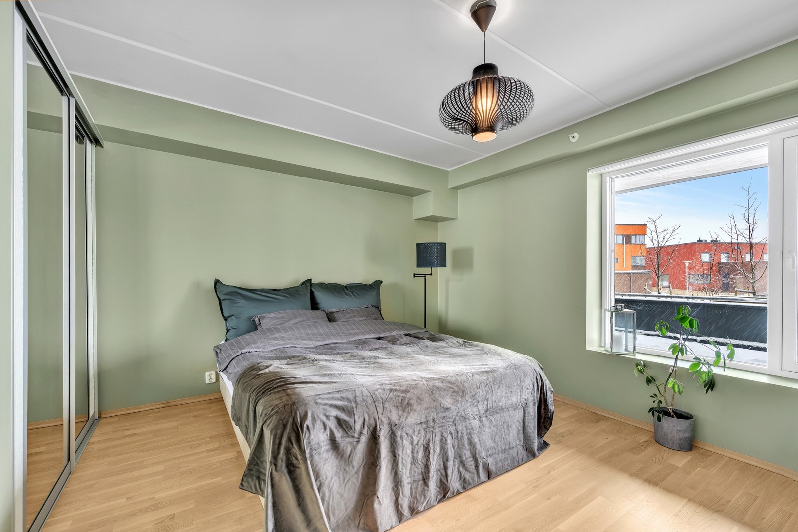 Soverom på ca 14.kvm. Skyvedørsgarderobe med god plass til oppbevaring av klær. Galleribilde
