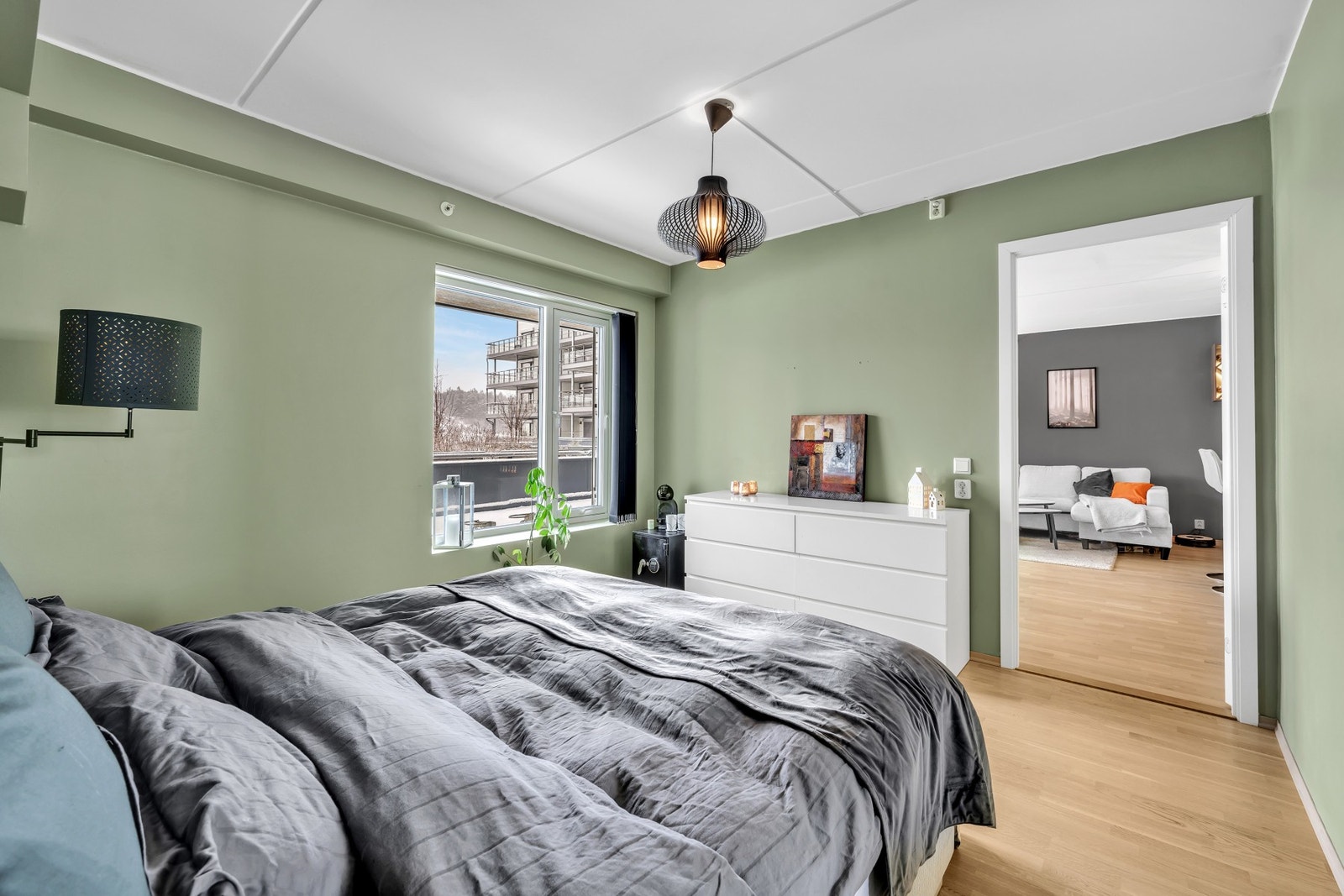 God plass for dobbeltseng og nattbord. Vindu vender ut mot stille og rolige omgivelser. Galleribilde
