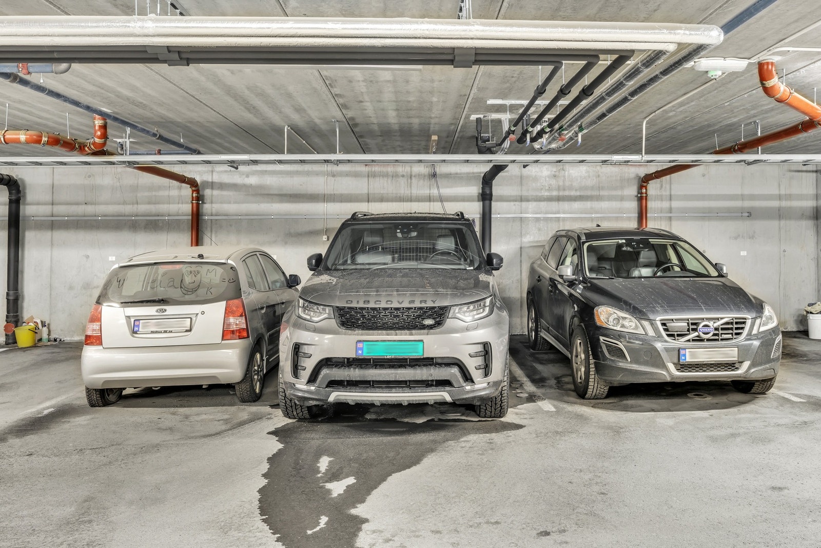 Egen fast parkeringsplass i oppvarmet kjeller, klargjort for montering ti ladepunkt. Det er også egen privat bod i kjeller. Galleribilde