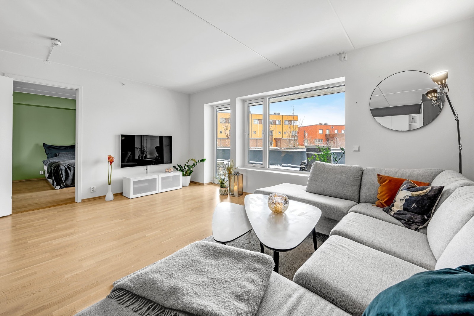 Store vindusflater gir godt med naturlig lysinnslipp. Galleribilde