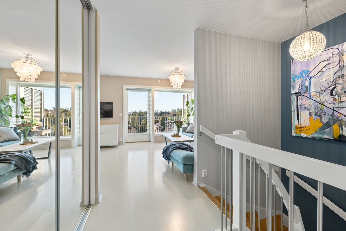 Gang 1.etasje med praktisk skyvedørsgarderobe og trapp ned til u.etasje. Galleribilde