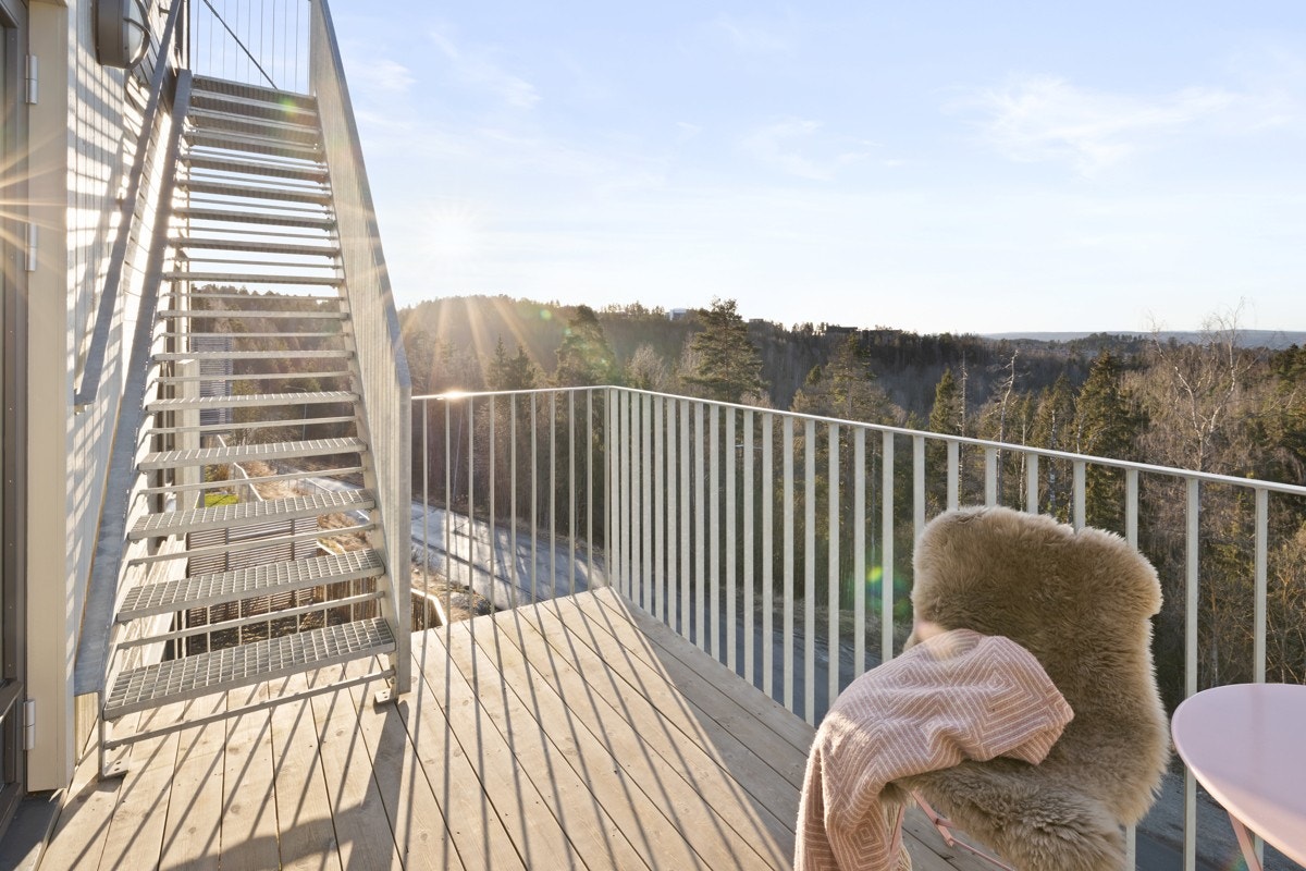 Det er adkomst til takterrassen fra vestvendt veranda (1.etasje). Galleribilde