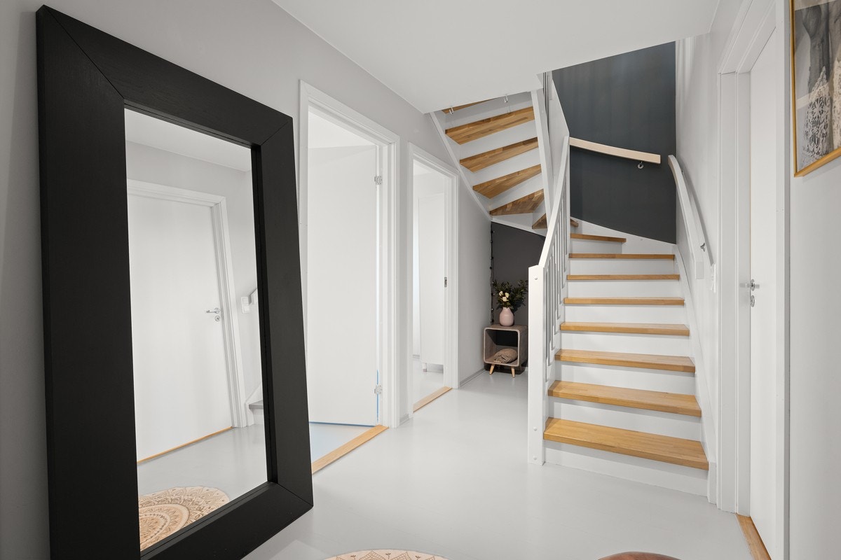 U.etasje - denne etasjen har forøvrig 3 soverom, bad/wc/vaskerom og bod. Galleribilde