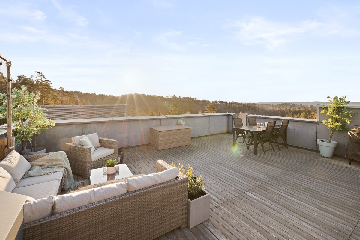 Takterrasse med vidstrakt utsikt og optimale solforhold. Galleribilde