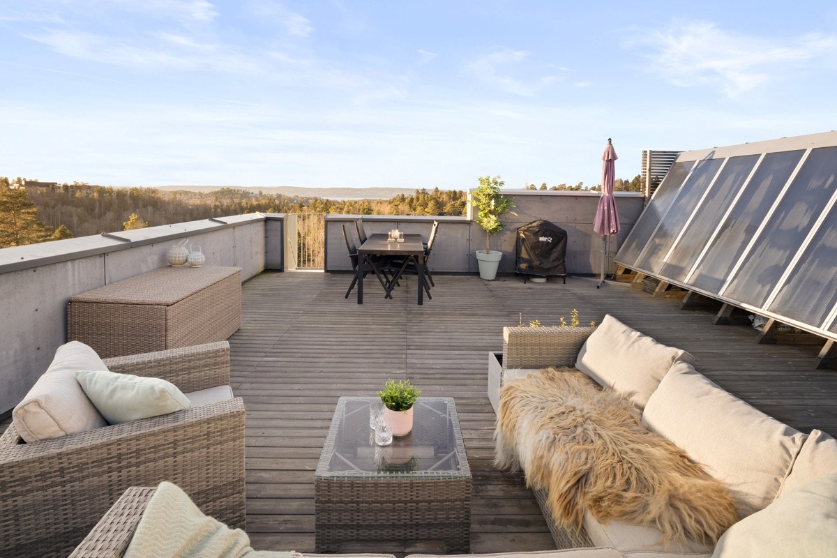 Boligen har solfangersystem montert på takterrasse som dekker deler av husets energibehov til romoppvarming og varmtvann. Galleribilde