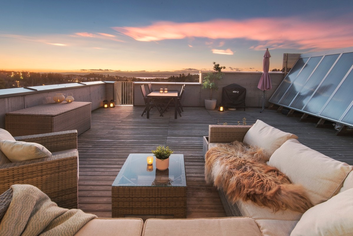 Boligen har solfangersystem montert på takterrasse som dekker deler av husets energibehov til romoppvarming og varmtvann. Galleribilde