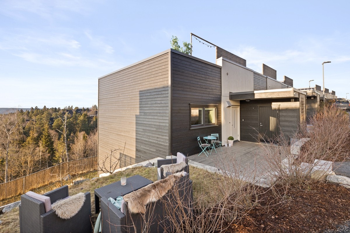 Boligen ligger på et høydedrag med vidstrakt utsikt (fjordgløtt) og flere solrike uteplasser (48 m² takterrasse, 18 m² markterrasse ved inngangsparti, 7 m² veranda, samt hageflekk). Galleribilde