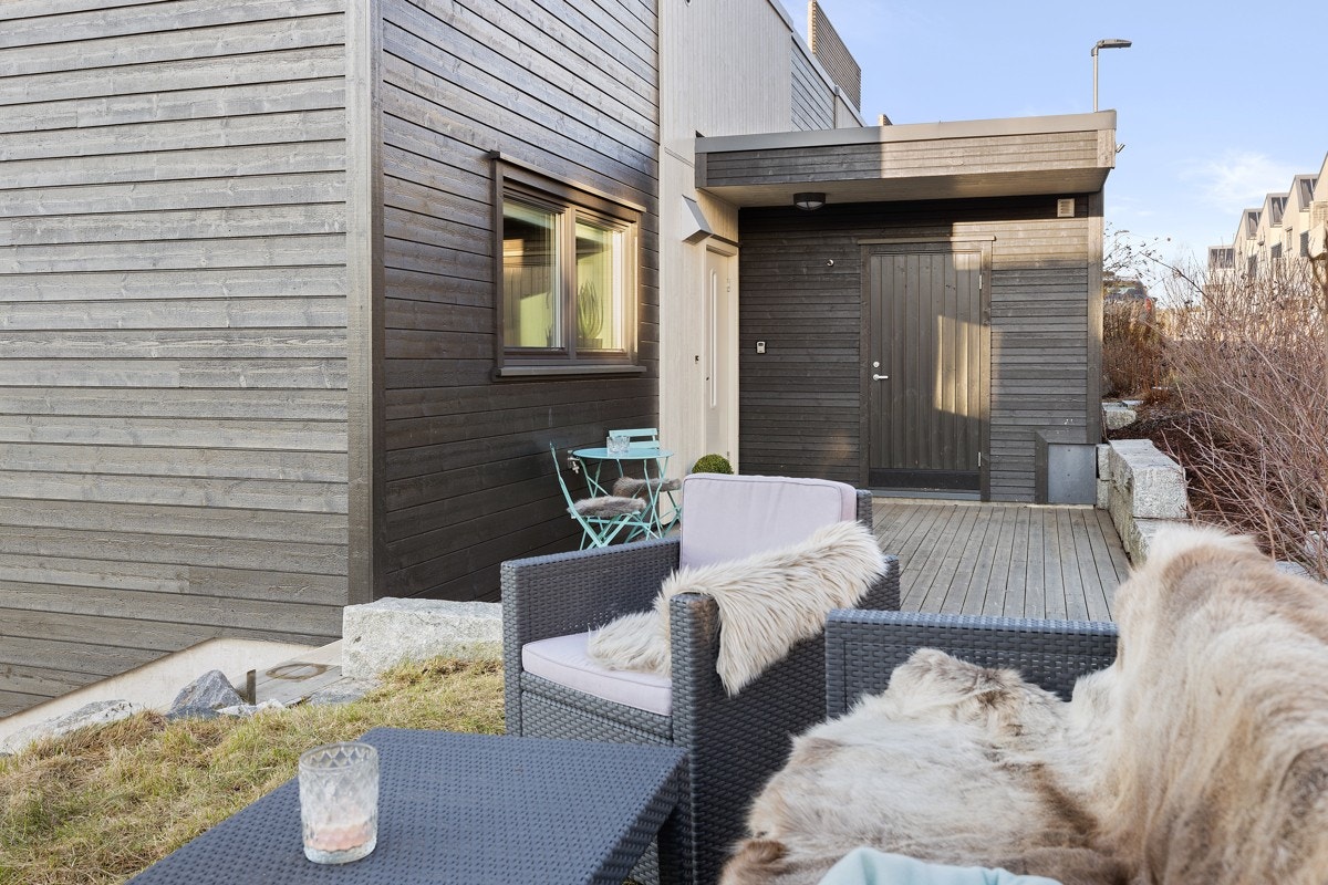 18 m² markterrasse ved inngangsparti med gode solforhold morgen, formiddag og ettermiddag. Galleribilde