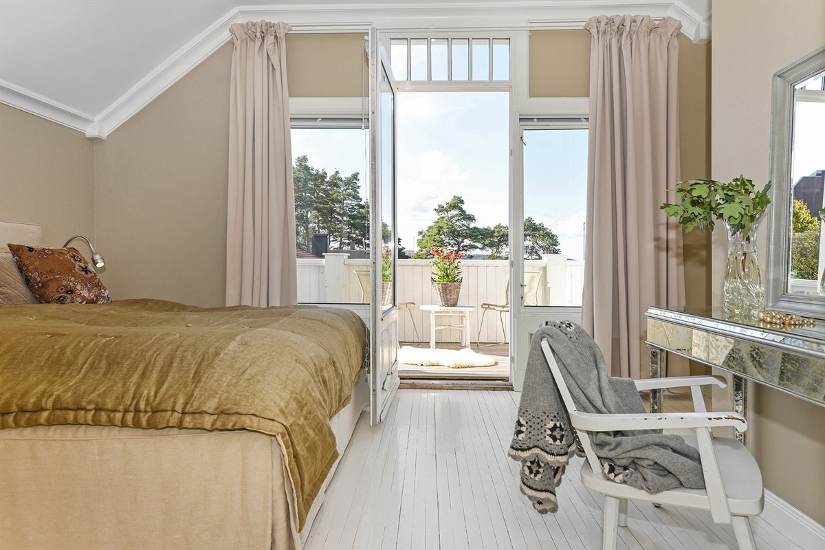 Utgang til en flott luftebalkong. Galleribilde