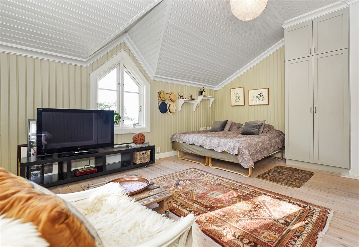 Nok et romslig soverom. Legg merke til det tilpassede vinduet. Galleribilde