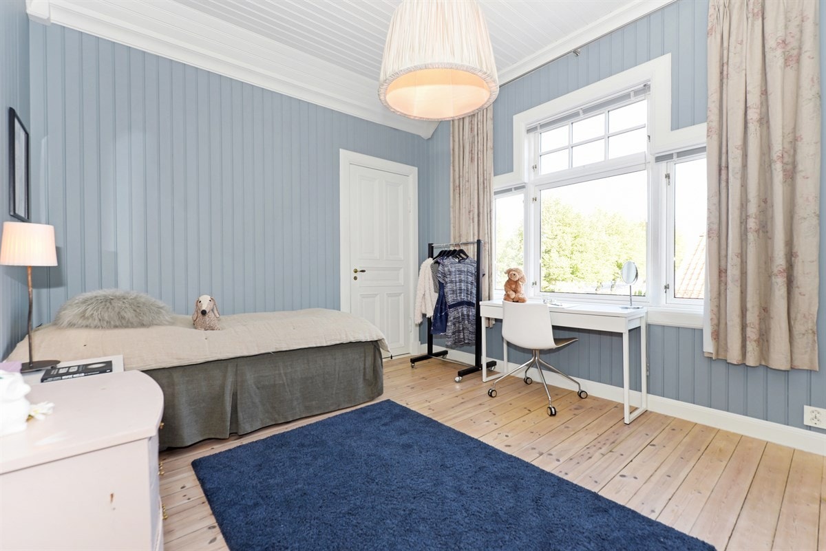 I 2. etasje er det to kott, og det er luke til lagerloft. Galleribilde