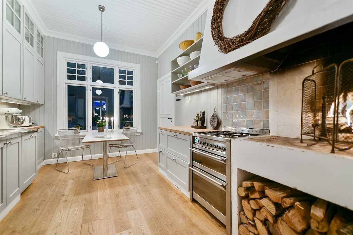 Flott kjøkken med plassbygget innredning med grå profilerte fronter. Galleribilde