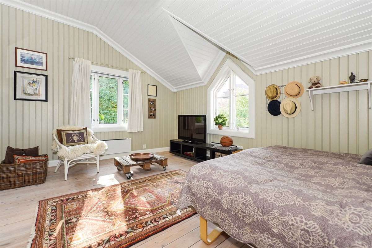 Godt med lys fra flotte vindusåpninger. Galleribilde