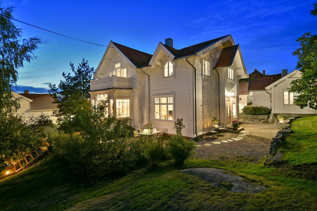 Dette er en romslig villa oppført i Sveitserstil, som de siste årene er betydelig påkostet og modernisert. Galleribilde