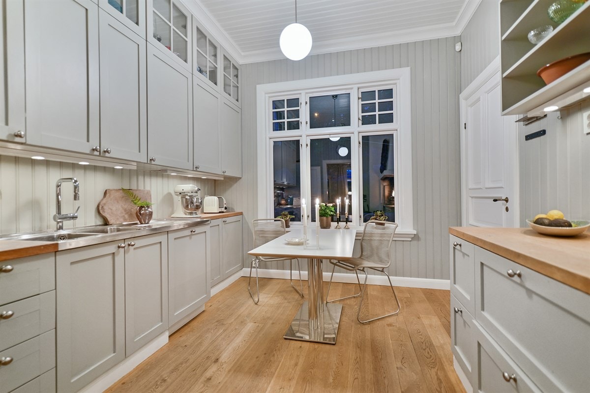 Flott tilpasset innredning med takhøye overskap. Galleribilde