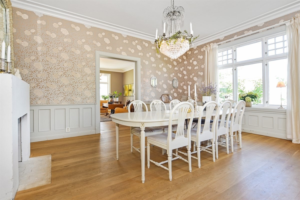 Huset har store rom og god takhøyde. Galleribilde