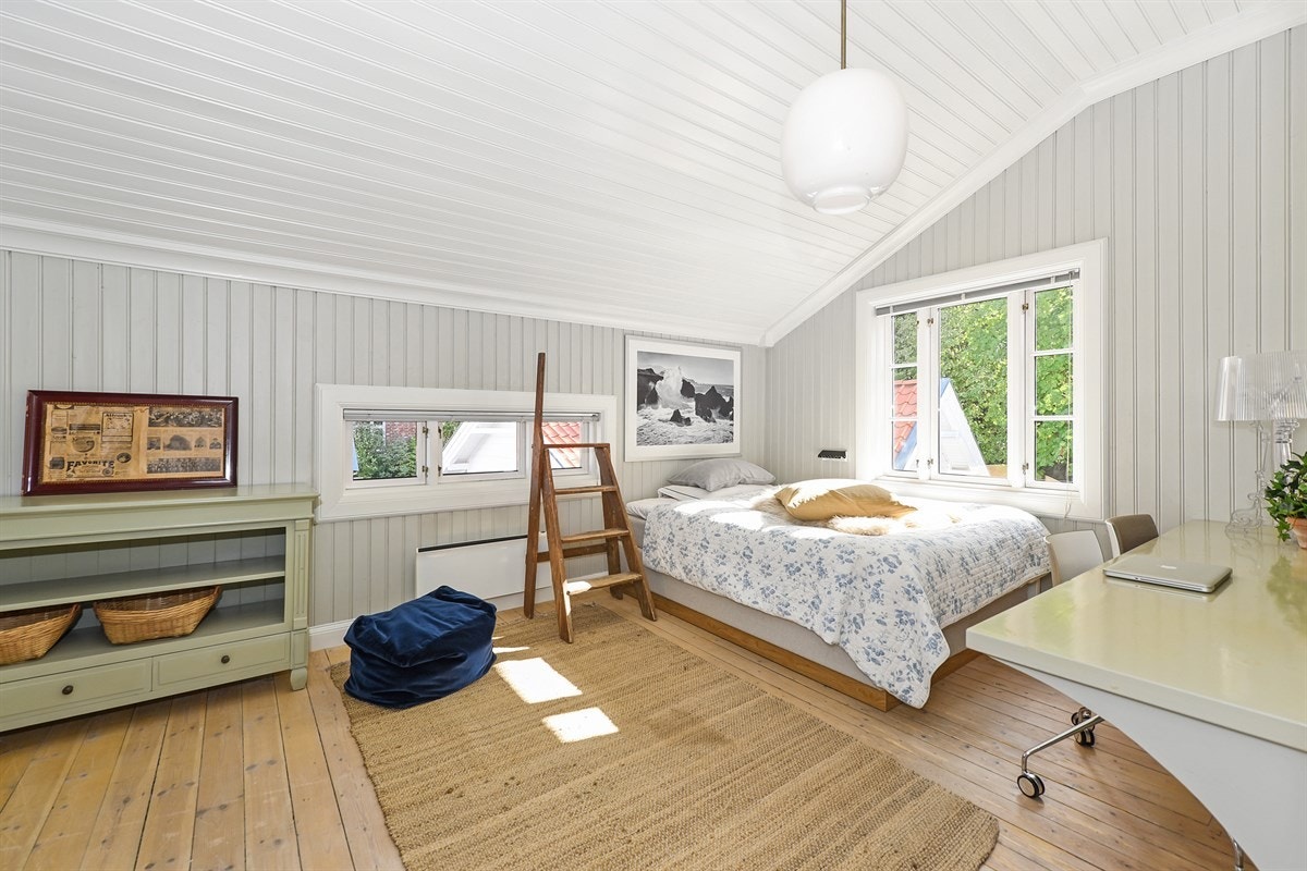 Soverommene i 2. etasje har pene tregulv og malt panel på veggene. Galleribilde