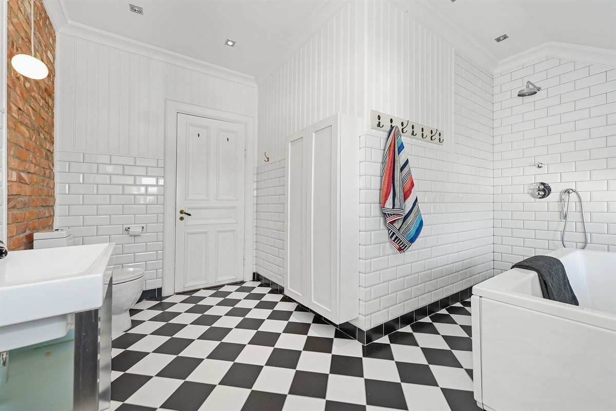 Romslig baderom med både dusj og badekar. Galleribilde