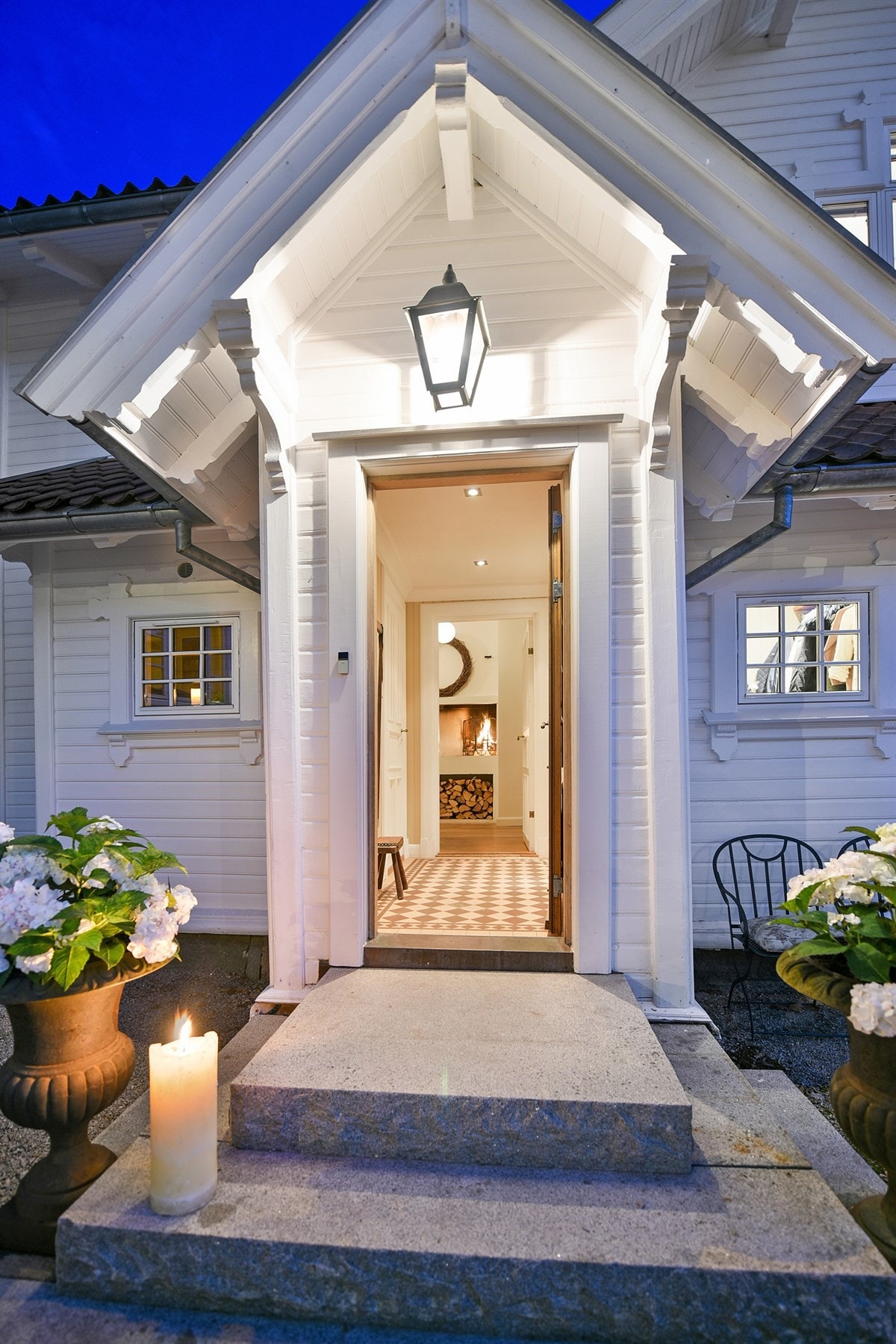 Boligen har inngang på to sider, begge med flotte detaljer. Galleribilde