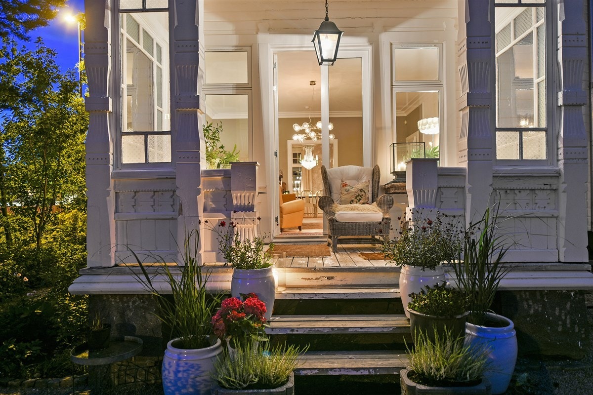 Fra dagligstuen er det utgang til en flott overbygd veranda. Galleribilde