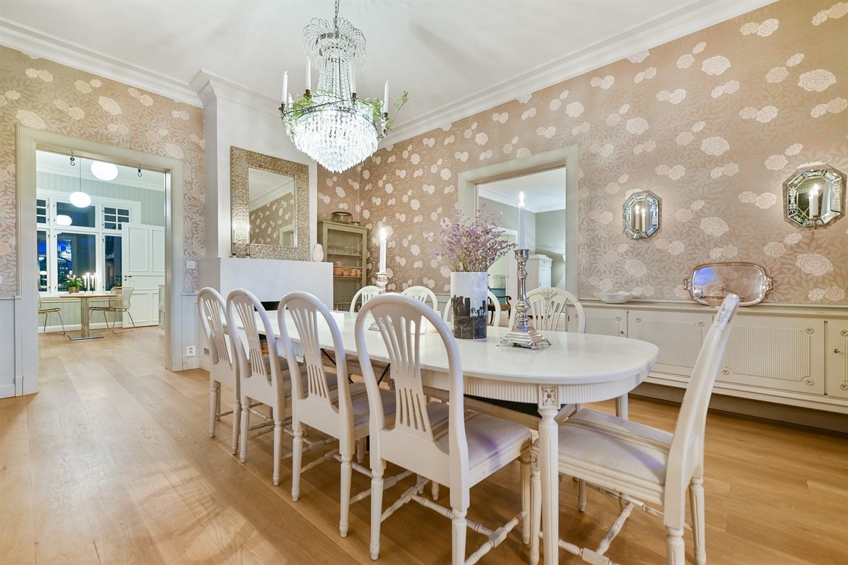 God plass til stor spisestue og mange rundt bordet. Galleribilde