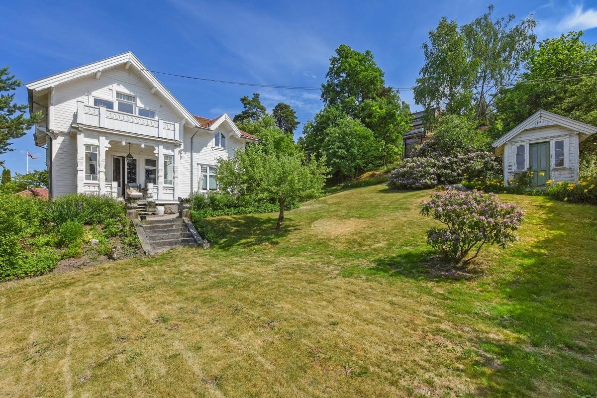 Pene hagearealer tilpasset forenklet vedlikehold. Øverst i hagen er en eldre lekestue. Galleribilde