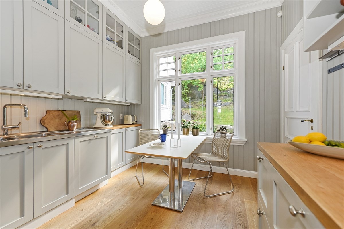 Takhøye overskap og godt med plass. Galleribilde