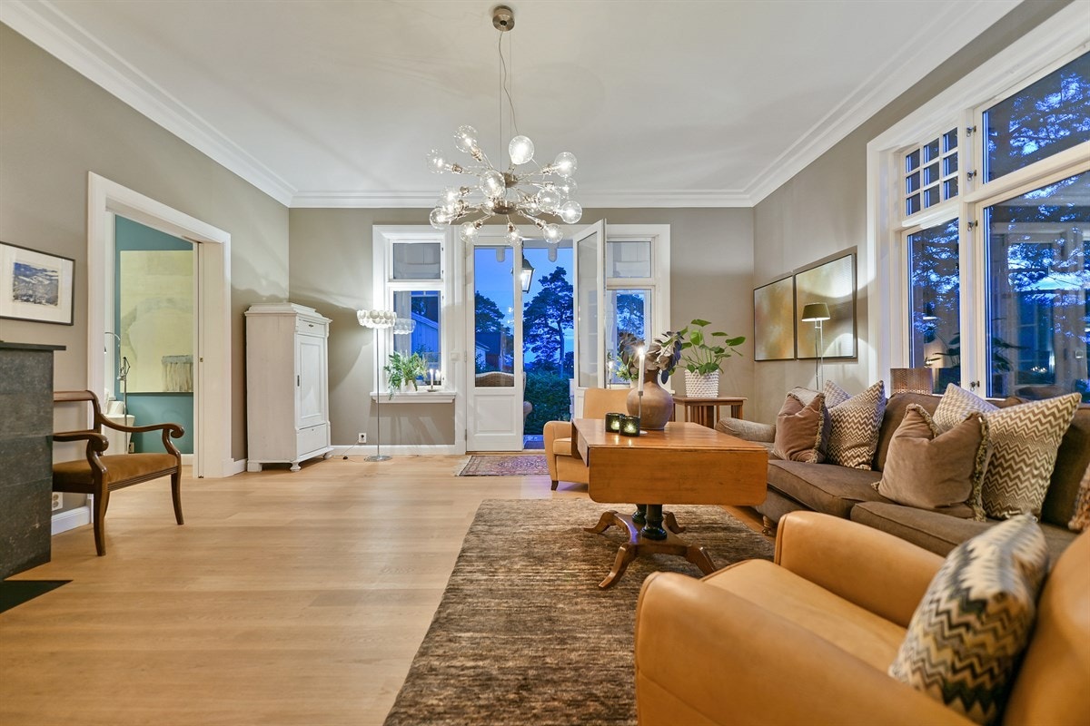 I 1. etasje er det dagligstue, spisestue og tv-stue. Dette er fra dagligstuen som har utgang til veranda. Galleribilde