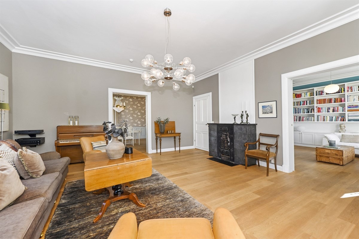 Dagligstuen. Legg merke til det flotte heltregulvet i oljet eik. Galleribilde